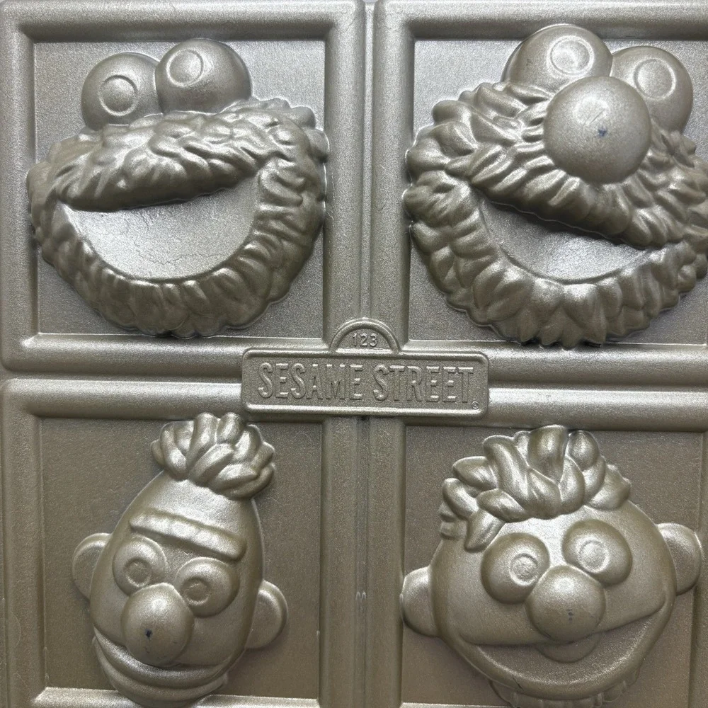 Nordic Ware Sesame Street Cake Pan Williams-Sonoma 9 CUPS Elmo Cookie Monster